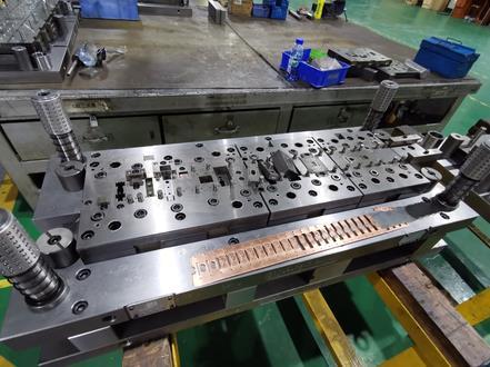 Precíziós Progresszív Die