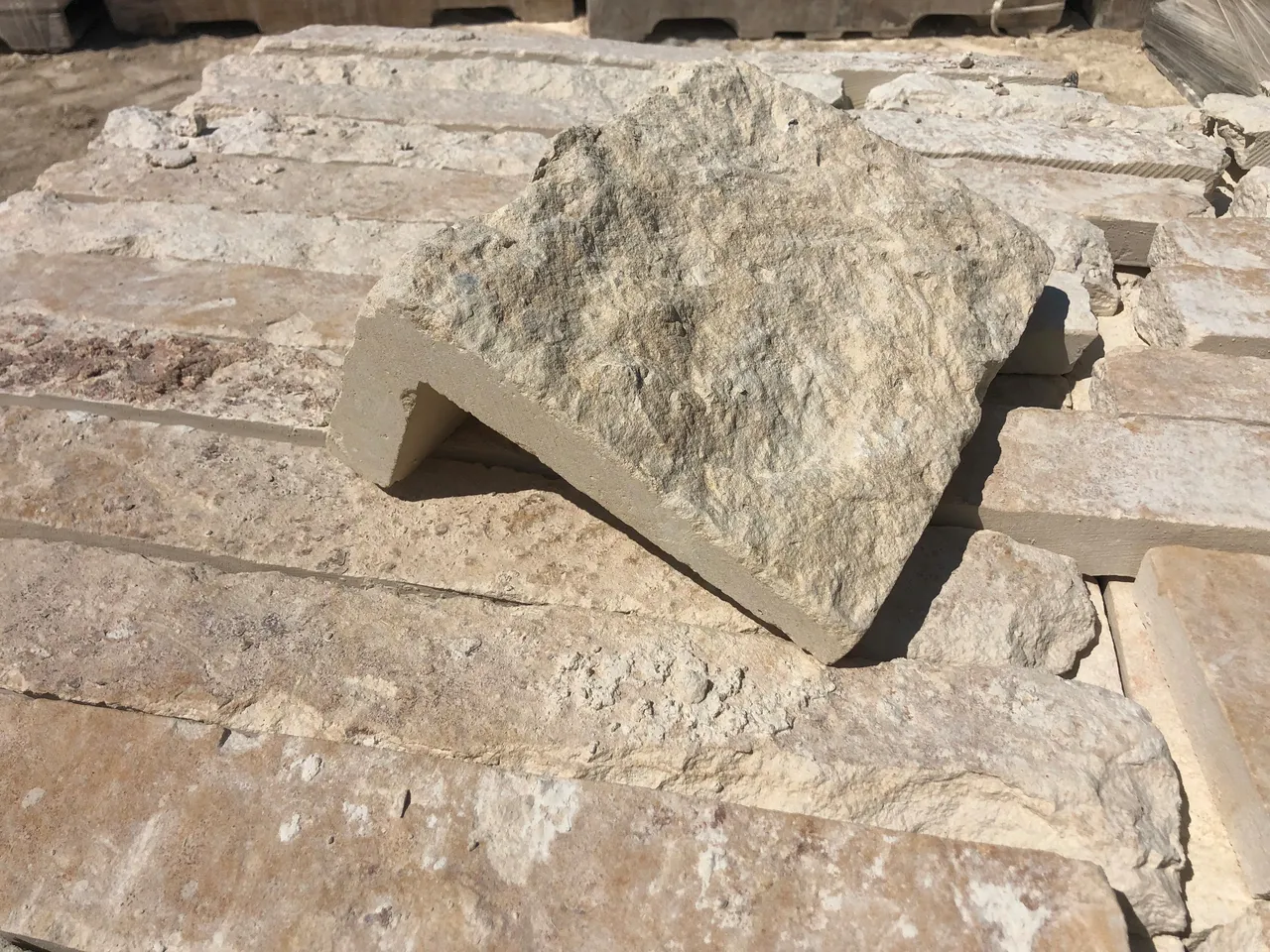 Thin stone veneer saw