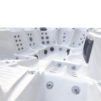 Duże jacuzzi dla 9 osób i jacuzzi na świeżym powietrzu