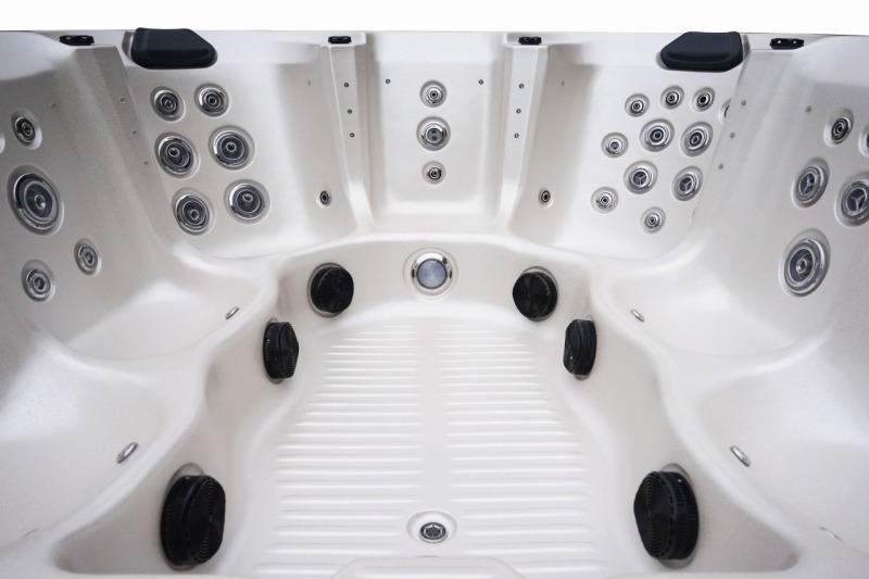 Duże jacuzzi dla 9 osób i jacuzzi na świeżym powietrzu