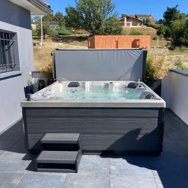 outdoor hot bathtub