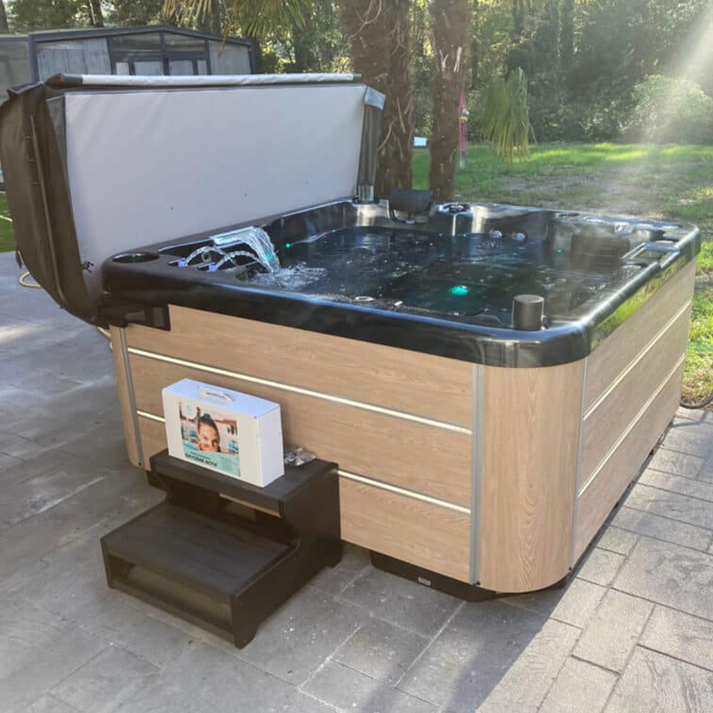 outdoor hot bathtub