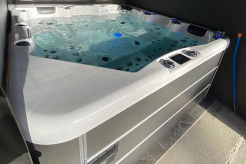 Wie hoch ist die Heizleistung eines Swimming-Spa-Whirlpools?