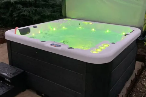 Kan en bubbelpool utomhus med nattbelysning försköna din innergård?