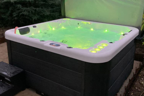 Kann ein Whirlpool im Freien mit Nachtbeleuchtung Ihren Innenhof verschönern?