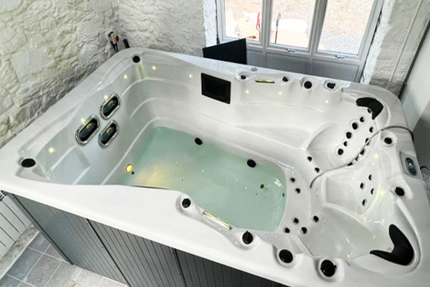 Czy używanie żelu pod prysznic w jacuzzi zewnętrznym powoduje korozję części?