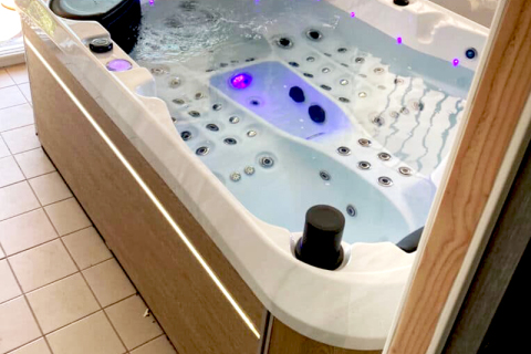 Will freezing water in outdoor hot bathtubs in winter damage the bathtub?