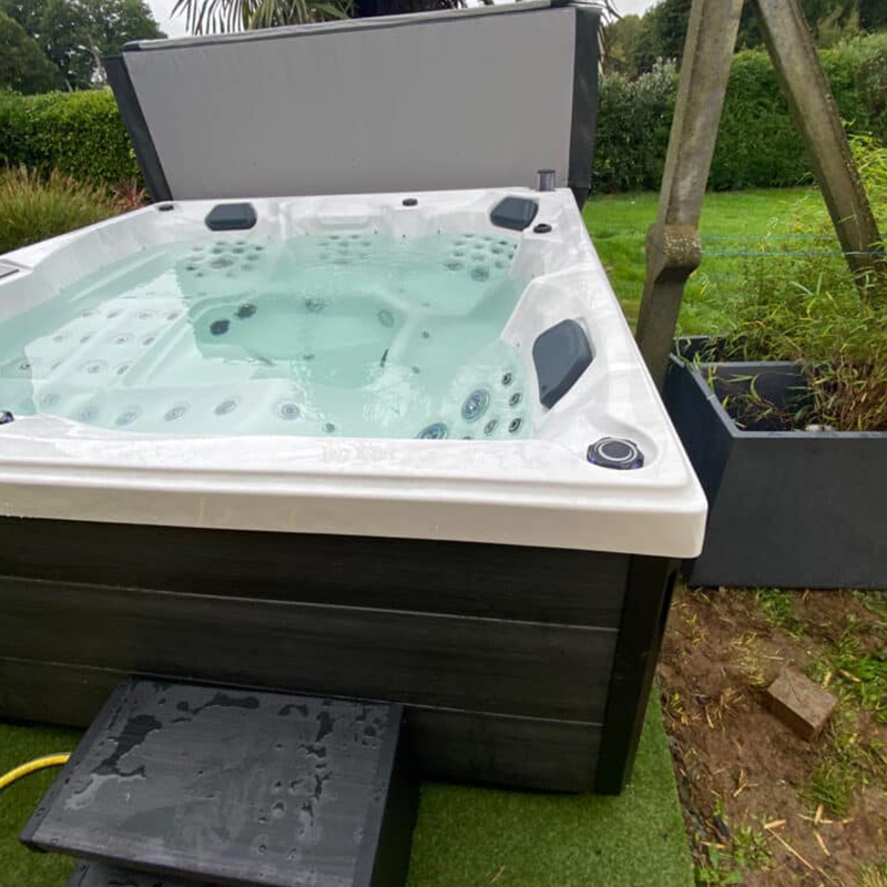 outdoor hot bathtub