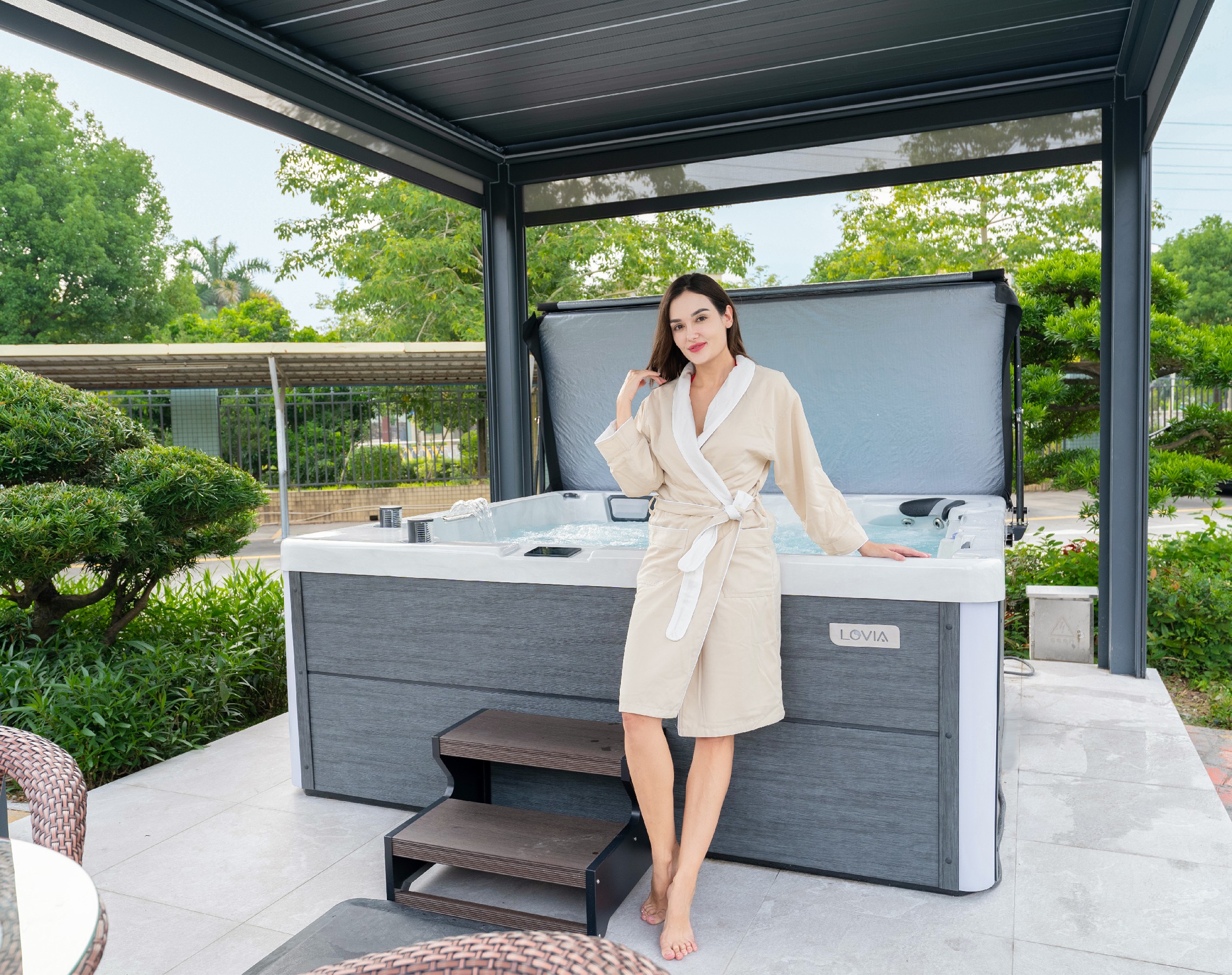 hot water tub outdoor