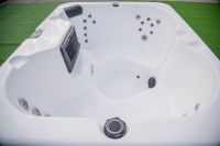 Spa esterna per 4 persone con giardino in villa