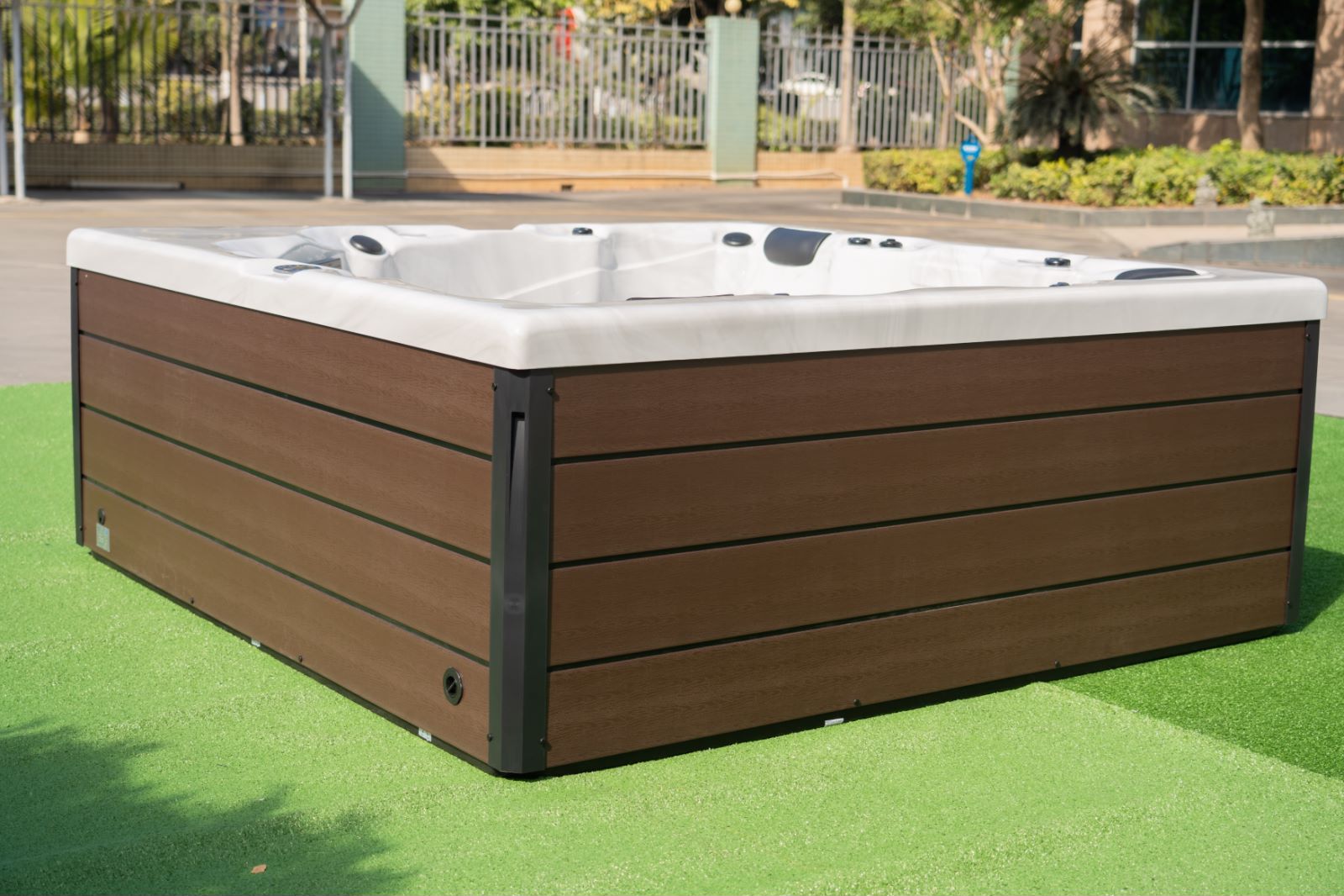 outdoor whirlpool hot tub