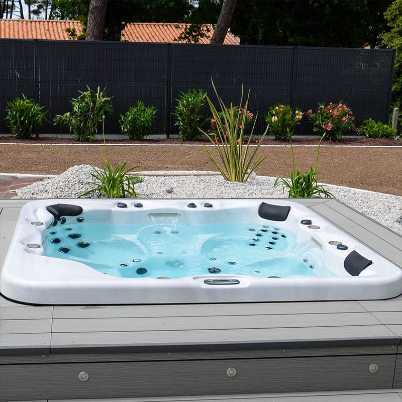outdoor hot bathtub