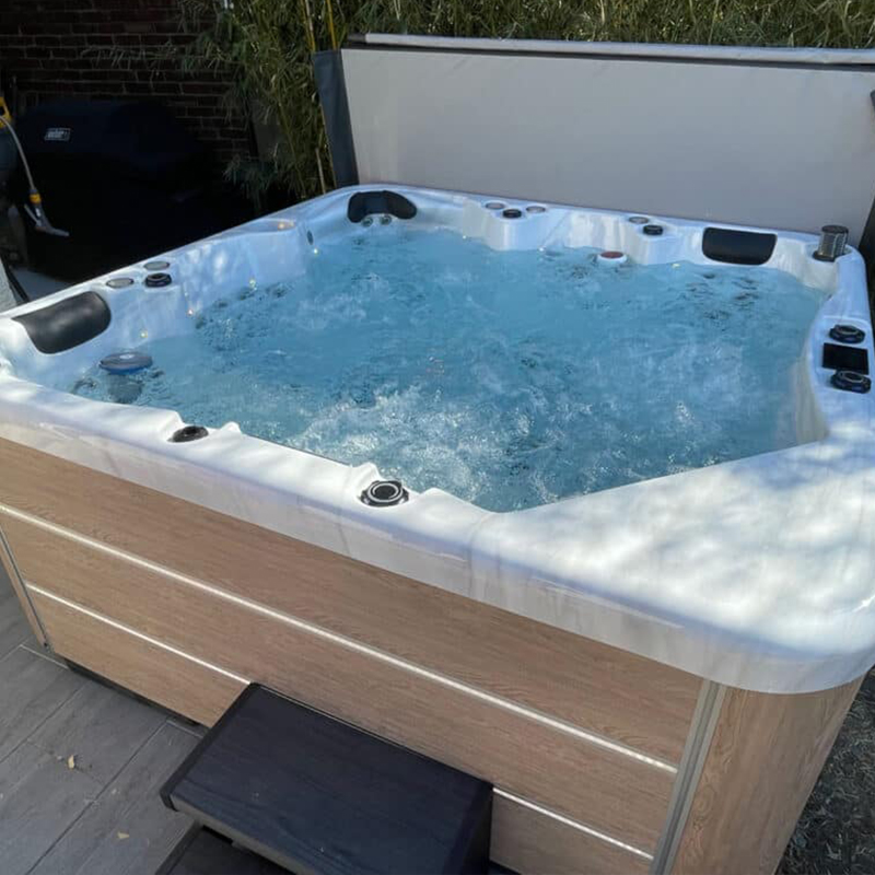 outdoor hot bathtub