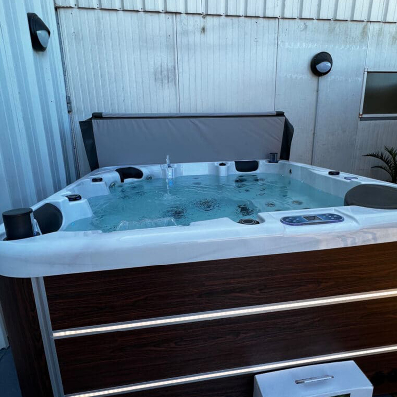 outdoor hot bathtub