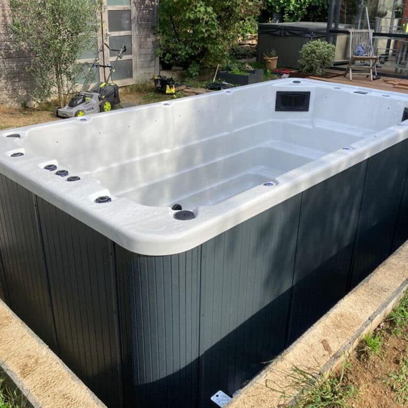 outdoor hot bathtub