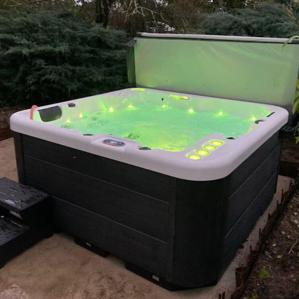 outdoor hot bathtub