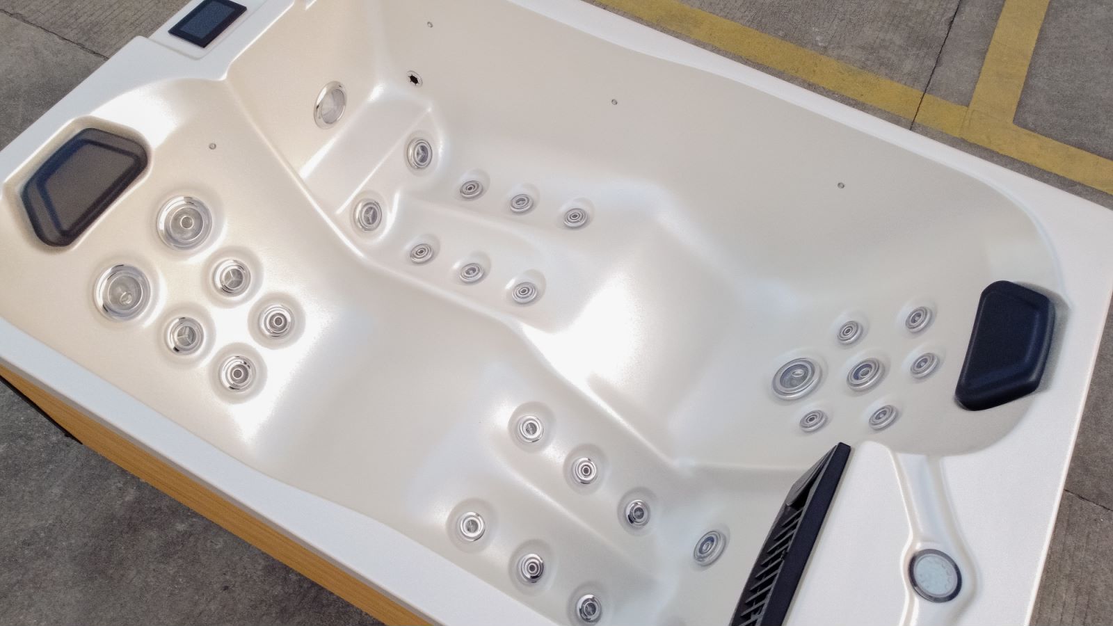 outdoor massage bathtub