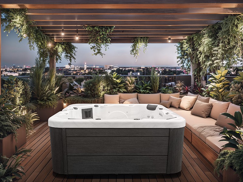 outdoor jacuzzi tub