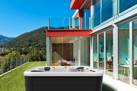 Wie groß muss die Terrasse sein, um einen Whirlpool für mehrere Personen aufzustellen?