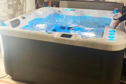 Wo wird der Ozongenerator in einem Whirlpool im Freien platziert?
