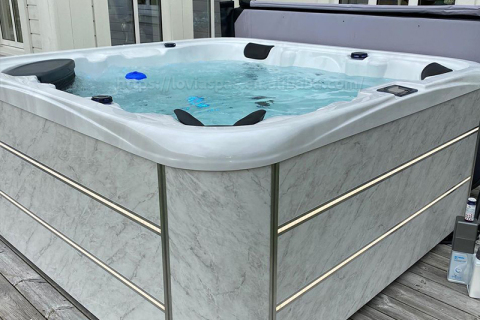 Is soaking in a hot tub good for the body in winter?