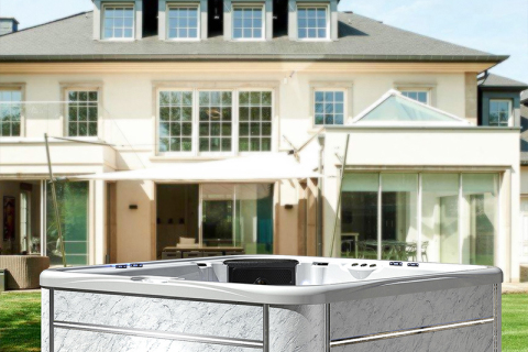 Wie viele Massagedüsen sollten in einem 4-Personen-Outdoor-Whirlpool verbaut werden?