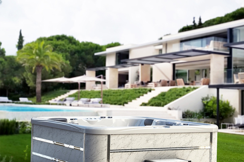 How to keep the water in an outdoor massage bathtub clear and transparent?