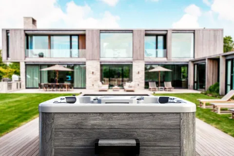 Vilken utomhusspa jacuzzi passar för små innergårdar?