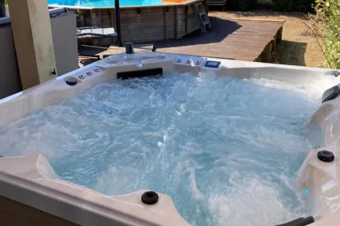 Ger ett varmt badkar utomhus skum när strålarna är på?