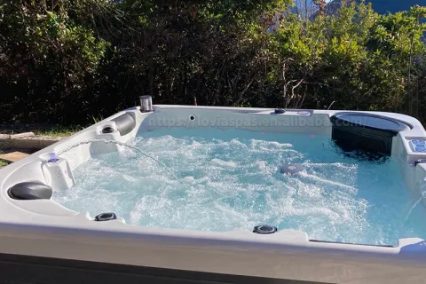 Come pulire l'acqua verde di una moderna jacuzzi da esterno?