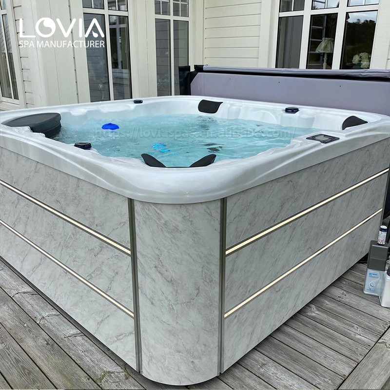 outdoor spa Jacuzzi tub