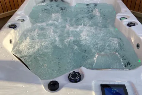 Qual è meglio, una vasca idromassaggio con acqua salata o una vasca idromassaggio con cloro?