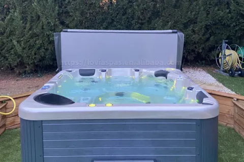 Cos'è un sollevatore per coperture per vasche idromassaggio?