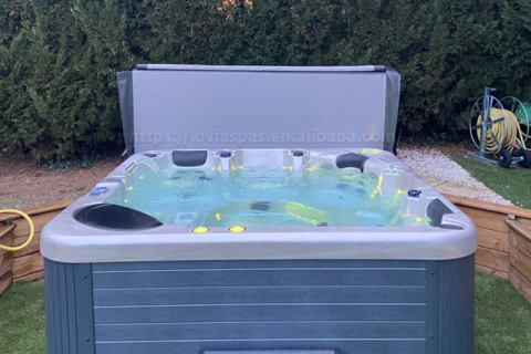 Mikä on kylpytynnyrin porealtaan kannen nostin?