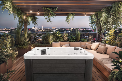 Que dois-je mettre dans ma baignoire jacuzzi extérieure pour la garder propre ?