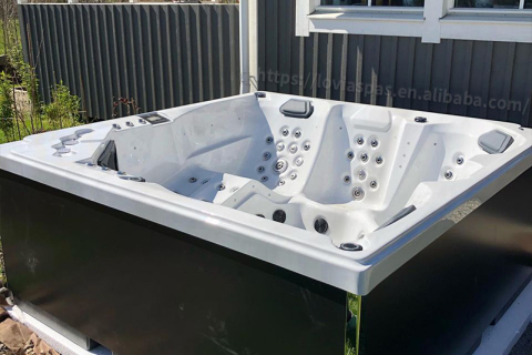 Wie kann verhindert werden, dass die Abdeckungen von Whirlpools im Freien weggeweht werden?