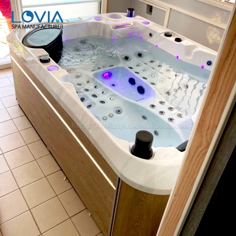outdoor spa jacuzzi