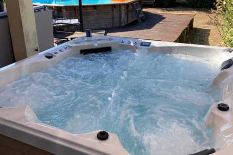 Czy zewnętrzne jacuzzi może pomieścić dwie osoby?