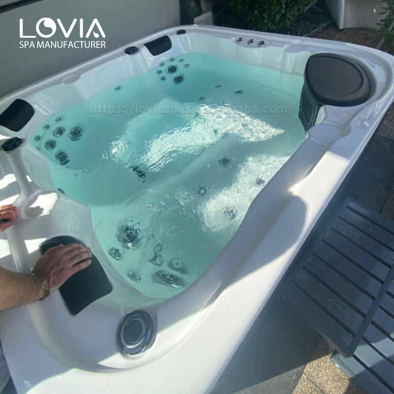 outdoor spa jacuzzi