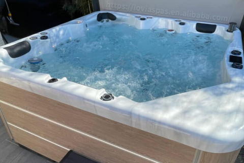 La qualità dell'acqua di una vasca idromassaggio è più complessa rispetto a quella di una vasca normale?