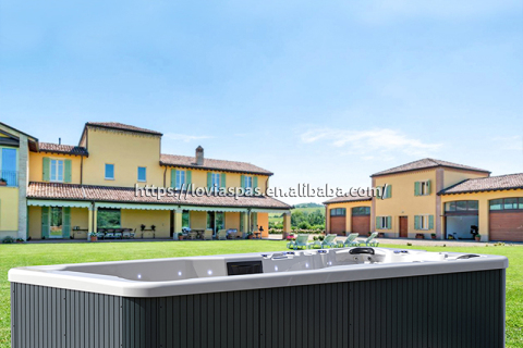 Una piscina idromassaggio esterna può resistere alla pioggia?