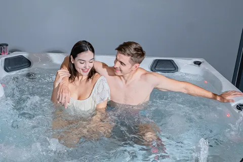 Perché si accumula del fango nero nella vasca idromassaggio della mia spa?