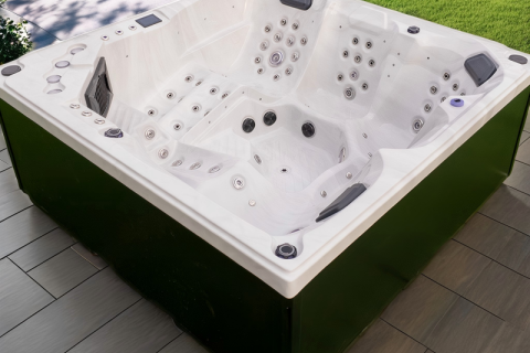 Is it okay to leave a spa jacuzzi empty?