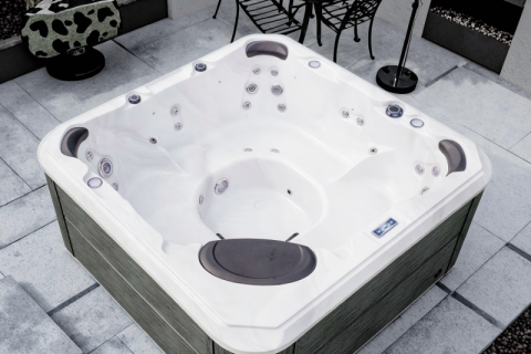 Czy mogę zostawić wodę w jacuzzi po jego wyłączeniu?