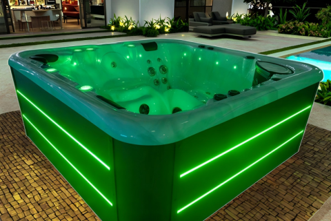 Ile osób jest potrzebnych do przeniesienia dużej wanny jacuzzi na świeżym powietrzu?
