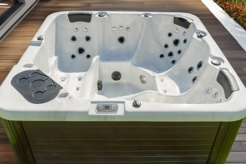 How do the massage jets in a whirlpool spa hot tub work?