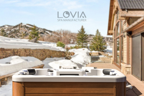 Les spas en acrylique sont-ils sujets aux taches en cas de mauvais entretien ?