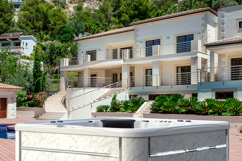 Quel est le poids d'un spa 6 places ?