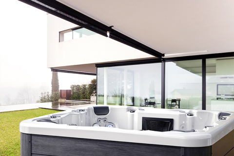 Wie passt ein Whirlpool für 6 Personen in ein Haus?