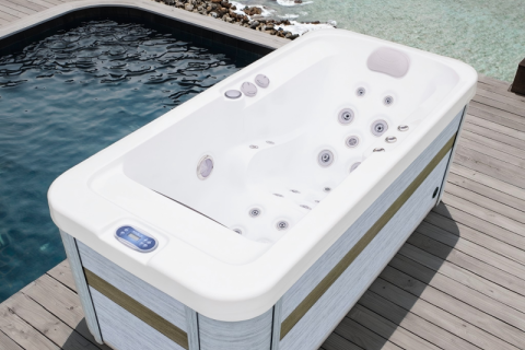 Hur man rengör ytan på ett spa-jacuzzibadkar?